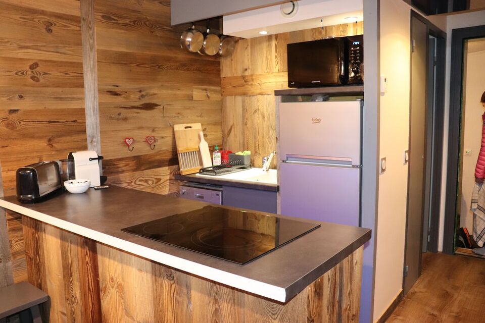 Cuisine avec plaques vitroc�ramique, micro-ondes grill et rangements