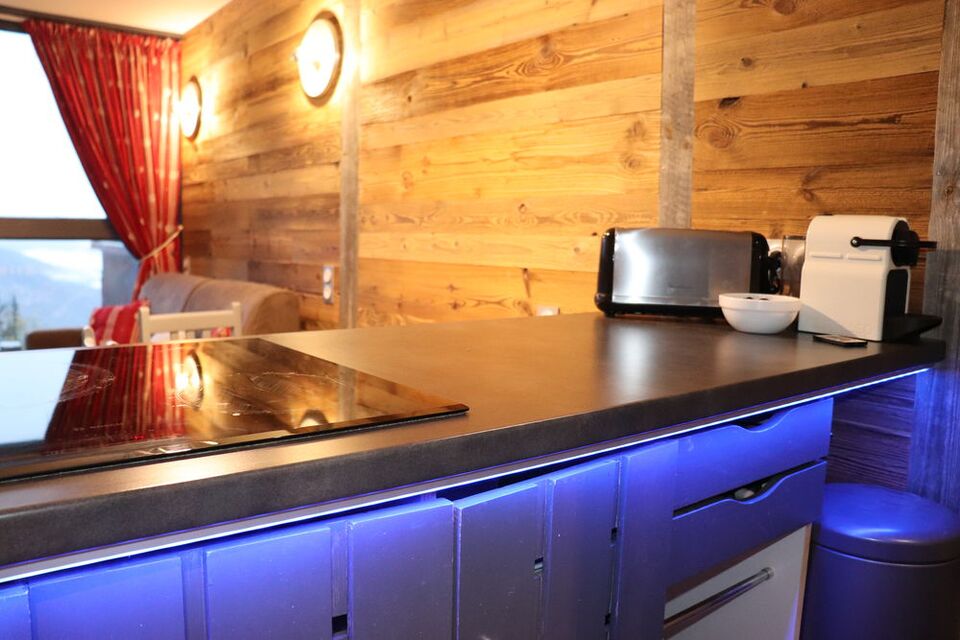 Cuisine �quip�e ouverte sur le s�jour, plan de travail en bois