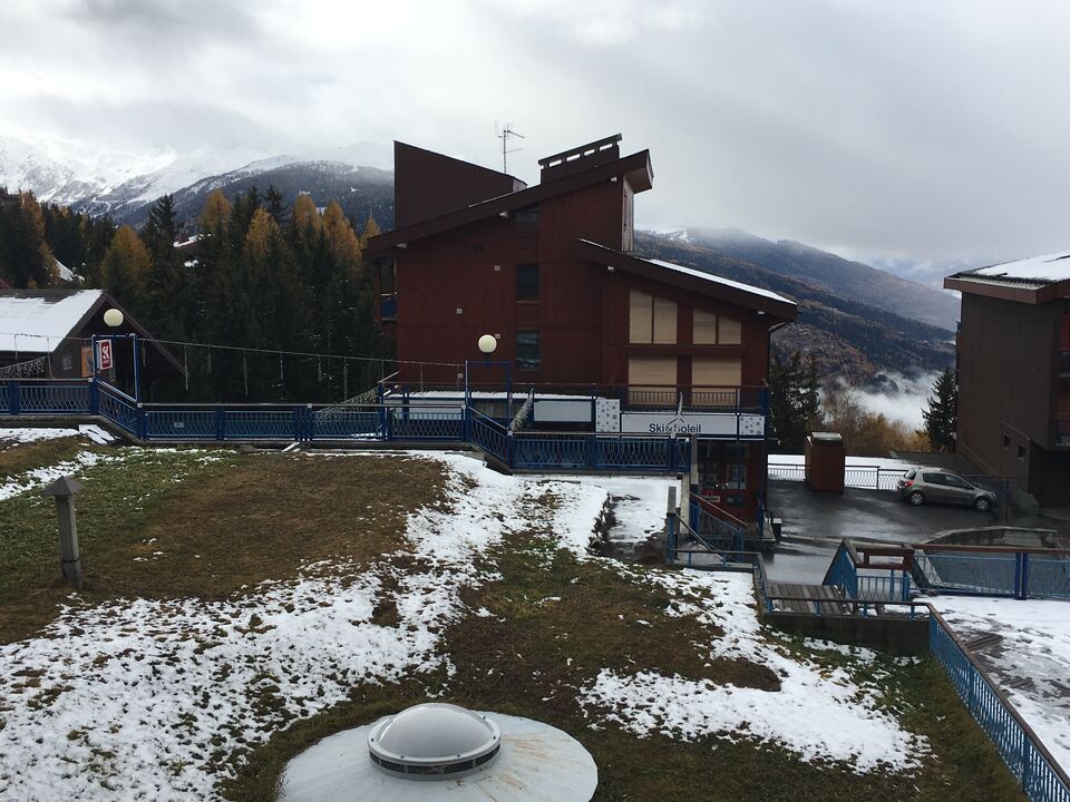 Vue depuis le balcon sur la r�sidence et les montagnes du village des Villards
