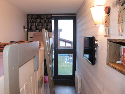 La chambre fermée avec 3 couchages